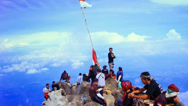 5 Gunung di Jawa Timur yang Menantang Untuk Pendakian