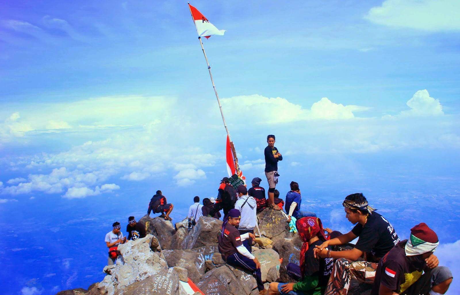 5 Gunung di Jawa Timur yang Menantang Untuk Pendakian