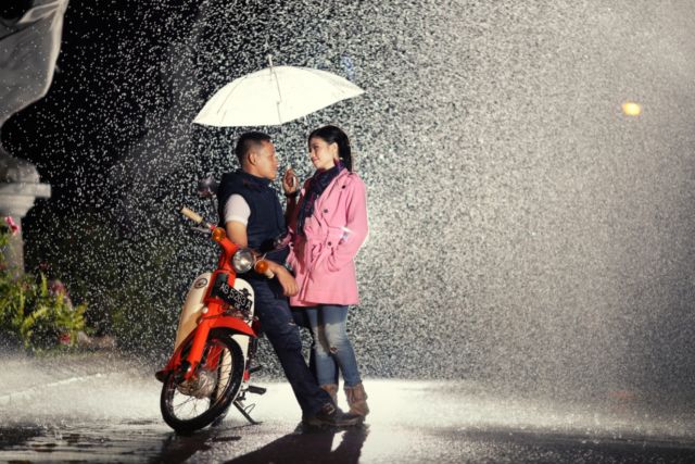 18 Inspirasi Foto Prewedding Romatis Saat Hujan. Basah? Bukan Masalah!