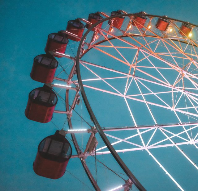 Ferris Wheel Saat Sore Hari