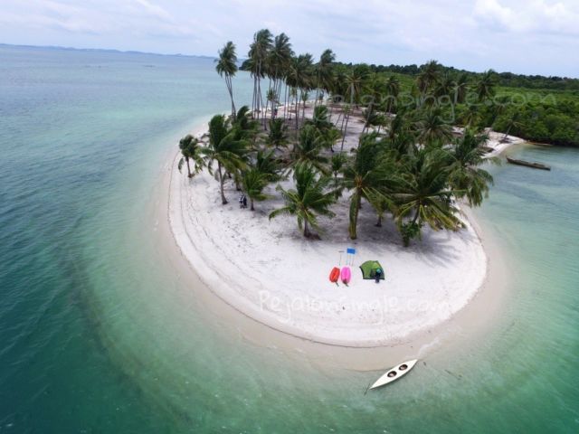 Pantai di Pulau Rano