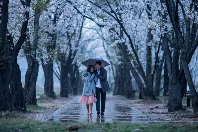 18 Inspirasi Foto Prewedding Romatis Saat Hujan. Basah? Bukan Masalah!