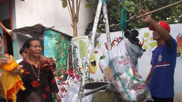 7 Hal di Indonesia Ini Ternyata Bisa Dibeli Pakai Sampah. Mulai Dari Listrik Sampai Sembako