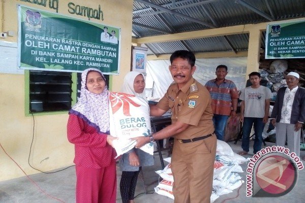 7 Hal di Indonesia Ini Ternyata Bisa Dibeli Pakai Sampah. Mulai Dari Listrik Sampai Sembako