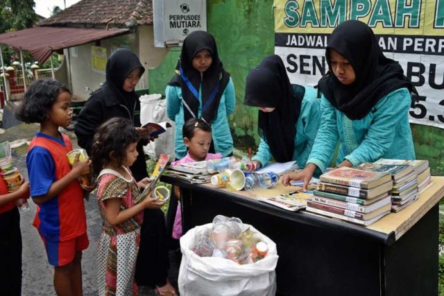 7 Hal di Indonesia Ini Ternyata Bisa Dibeli Pakai Sampah. Mulai Dari Listrik Sampai Sembako