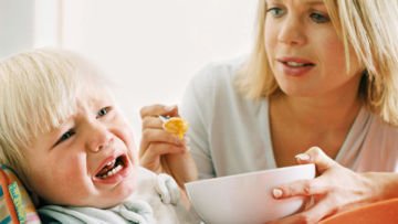 7 Tips Memberi Makan Bayi Saat Dia Melakukan Aksi Gerakan Tutup Mulut (GTM)