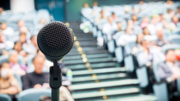 Kamu Penderita Glossophobia? Solusi Ini Bisa Membantumu Mengatasinya!