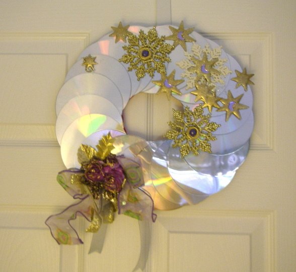 Inspirasi DIY Christmas Wreath Unik nan Cantik Menggunakan Bahan Daur Ulang. Bikin di Rumah Yuk!