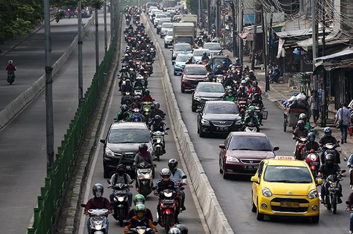 Simpang Siur Penjelasan tentang Dewi Perssik yang Melanggar Jalur Busway. Mana yang Benar Nih?