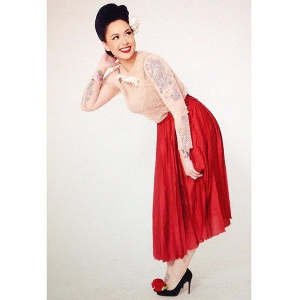 Style Unik Pin Up Girl Tahun 50-an Ala Claudia Adinda. Melihat Fotonya Serasa Memutar Mesin Waktu!