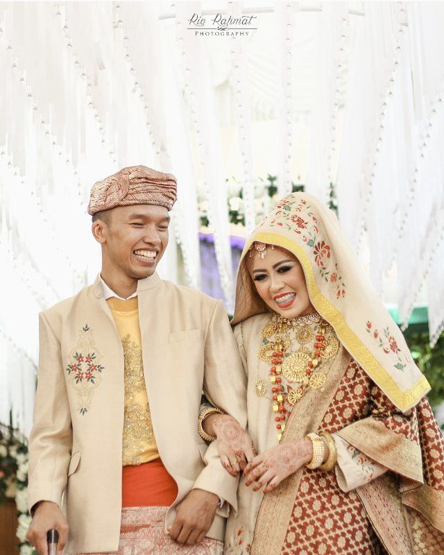 Ragam Busana Pengantin Adat Koto Gadang dengan Sentuhan Warna-warna Cerah Nan Elok. Sungguh Meriah!