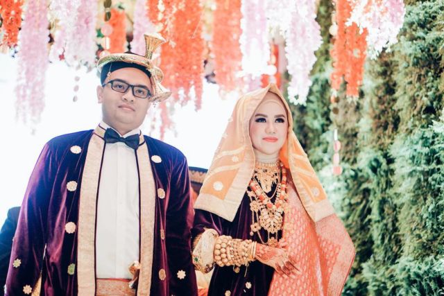 Ragam Busana Pengantin Adat Koto Gadang dengan Sentuhan Warna-warna Cerah Nan Elok. Sungguh Meriah!