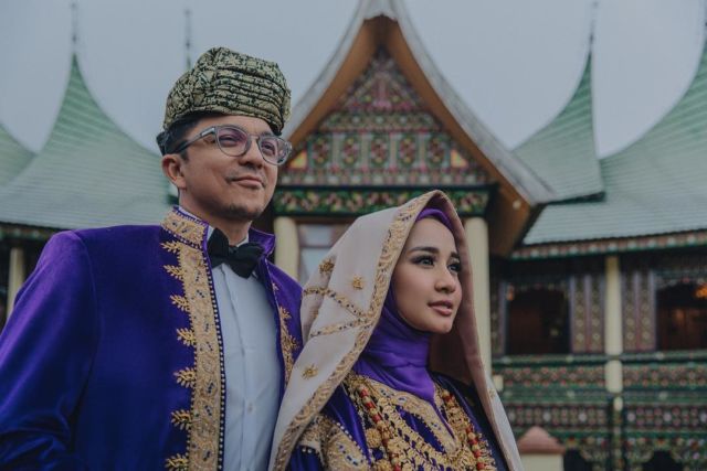 Ragam Busana Pengantin Adat Koto Gadang dengan Sentuhan Warna-warna Cerah Nan Elok. Sungguh Meriah!