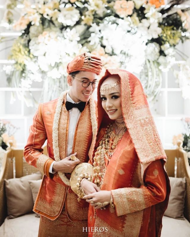 Ragam Busana Pengantin Adat Koto Gadang dengan Sentuhan Warna-warna Cerah Nan Elok. Sungguh Meriah!