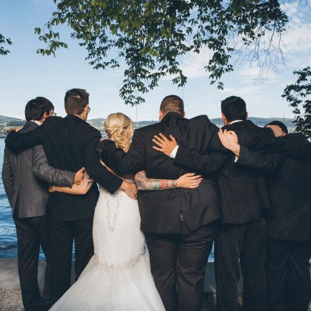 Kerap Terlupakan, 20 Pose Foto Groomsmen Ini Layak Tiru. Pendamping Cowok Juga Bisa Tampil Seru