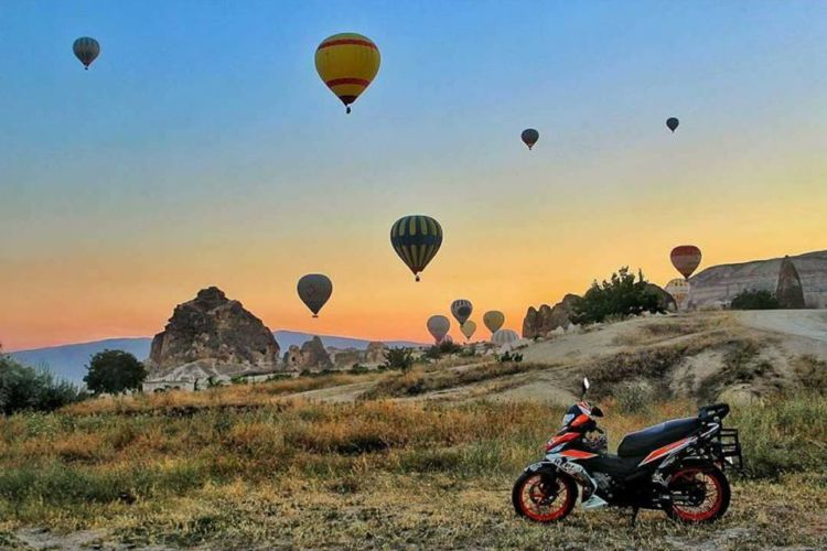 Hebat, Pasangan Ini Berbulan Madu dengan Naik Motor sampai ke Eropa! Luar Biasa Romantisnya