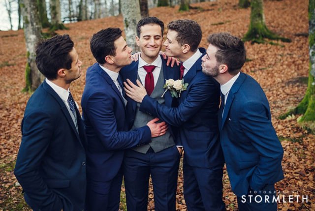 Kerap Terlupakan, 20 Pose Foto Groomsmen Ini Layak Tiru. Pendamping Cowok Juga Bisa Tampil Seru