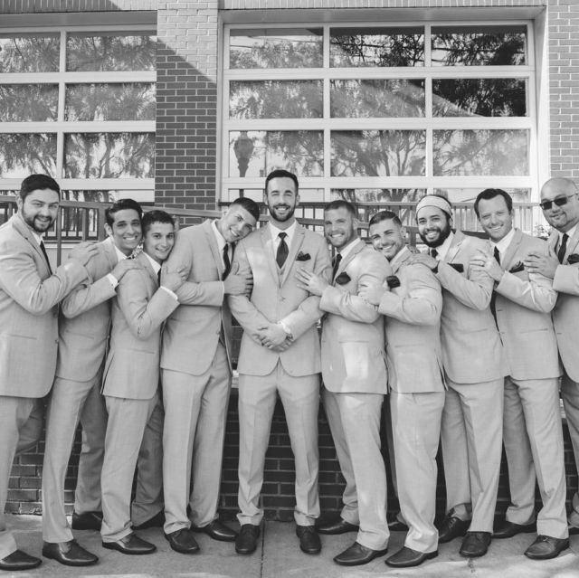 Kerap Terlupakan, 20 Pose Foto Groomsmen Ini Layak Tiru. Pendamping Cowok Juga Bisa Tampil Seru