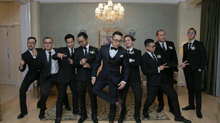 Kerap Terlupakan, 20 Pose Foto Groomsmen Ini Layak Tiru. Pendamping Cowok Juga Bisa Tampil Seru