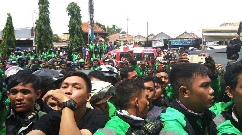 Bela Dewi Perssik dan Jatuhkan Profesi Ojek Online, Mahasiswa Ini Diburu Ratusan Driver di Kampusnya