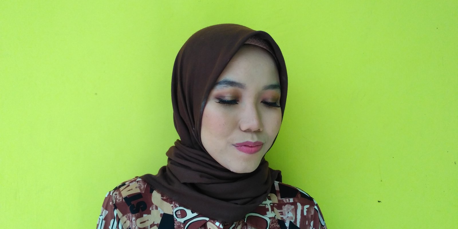 Berniat Make-Up Sendiri Saat Wisuda Tapi Wajahmu Jerawatan? Ini Nih Triknya!