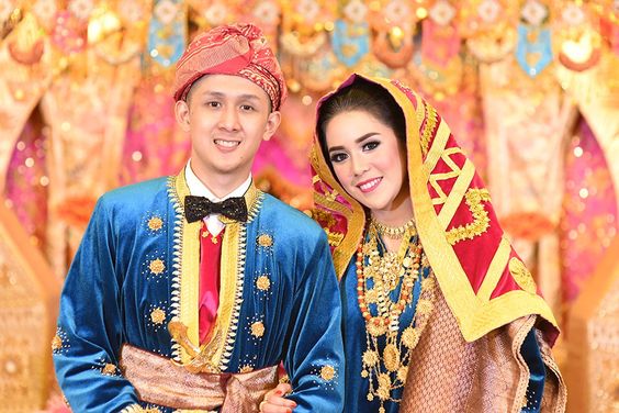 Ragam Busana Pengantin Adat Koto Gadang dengan Sentuhan Warna-warna Cerah Nan Elok. Sungguh Meriah!