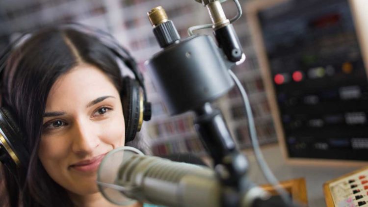 Nggak Cuma Request Lagu Atau Kirim Salam, 7 Kenangan Ini Jadi Alasan Kalau Radio Nggak Pernah Bisa Tergantikan! Masih Ingat Siapa Penyiar Favorit Kamu?