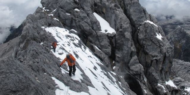 Pendakian menuju puncak Cartenz