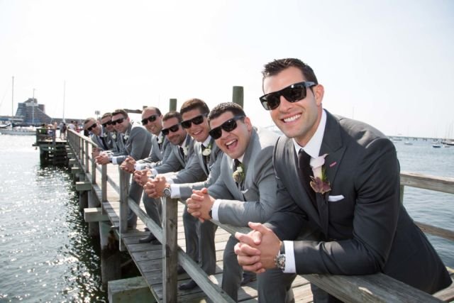 Kerap Terlupakan, 20 Pose Foto Groomsmen Ini Layak Tiru. Pendamping Cowok Juga Bisa Tampil Seru