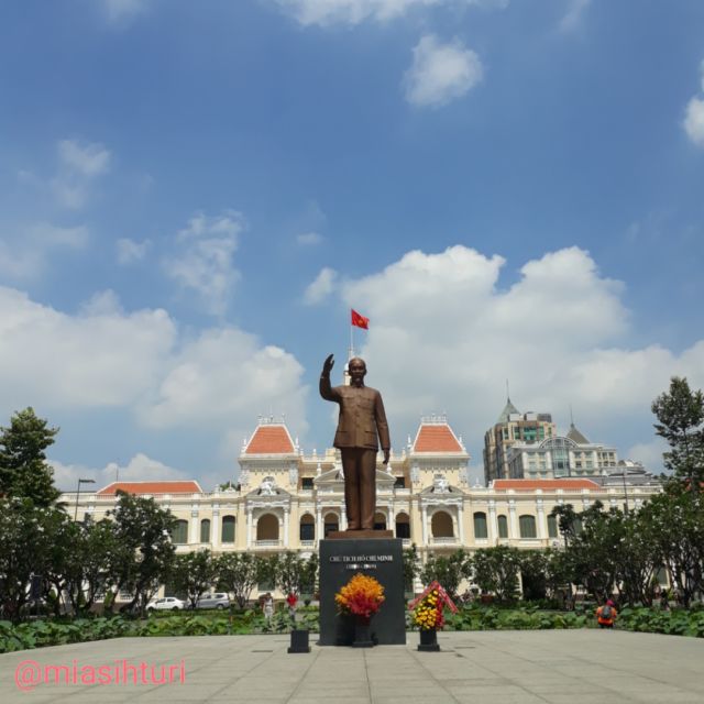 Patung Ho Chi Minh di Depan Ho Chi Minh Hall