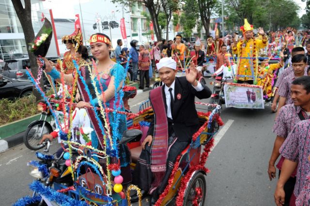 Puncak Pesta Pernikahan Kahiyang-Bobby di Medan Angkat Kekayaan Budaya Nusantara. Sungguh Meriah!