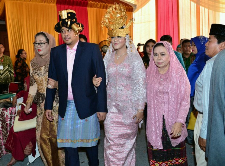 Usung Adat Mandailing, Kahiyang Pakai Mahkota Tujuh Tingkat. Ternyata Ini Makna di Baliknya