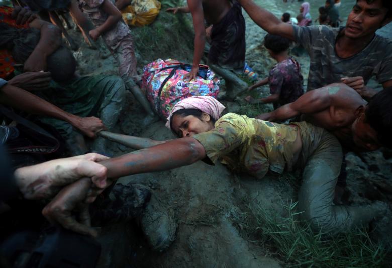 Seberangi Sungai demi Bertahan Hidup, 15 Potret Perjuangan Rohingya Ini Begitu Memilukan