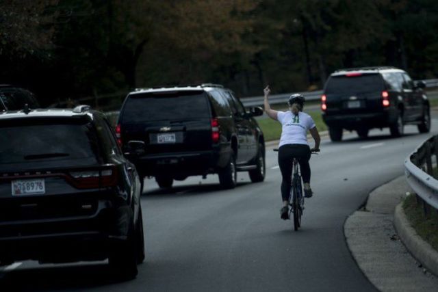 Dipecat Setelah Acungkan Jari Tengah ke Trump, Wanita Ini Malah Dapat Ribuan Tawaran Pekerjaan