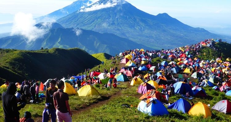 Kamu Suka Melihat Mata Hari Terbit dari Puncak Gunung? Berikut 9 Aturan Mendaki Gunung (yang Tidak Tertulis)