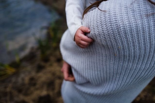 7 Alasan Pelukan Ibu Selalu Jadi Candu, Meski Usiamu Tak Lagi Berkepala Satu