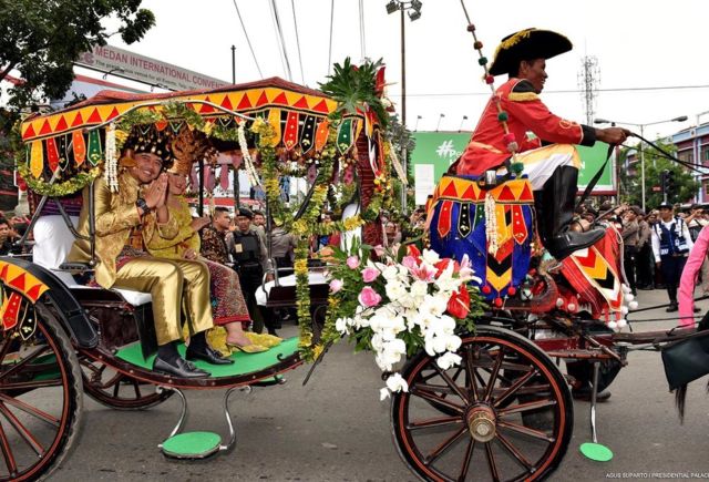 Puncak Pesta Pernikahan Kahiyang-Bobby di Medan Angkat Kekayaan Budaya Nusantara. Sungguh Meriah!