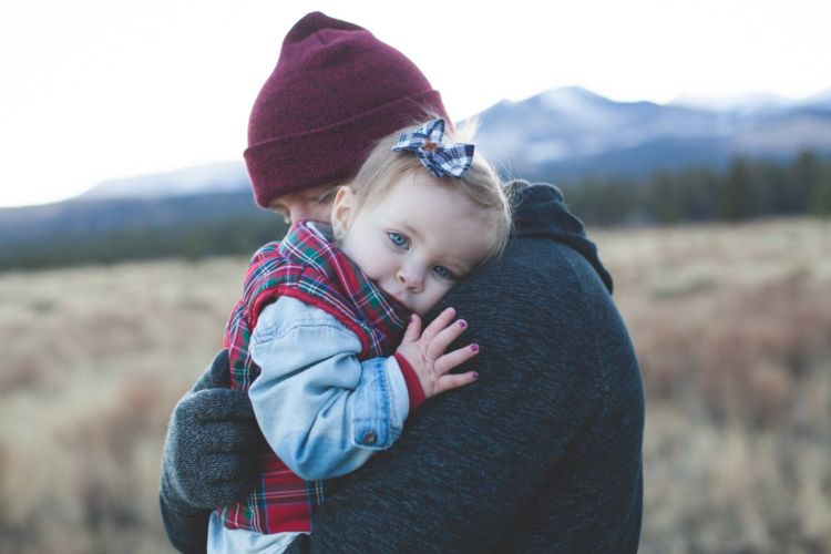 Dear Mama Papa Muda, Ingin Anakmu Cerdas dan Penuh Kasih Sayang? Peluk Mereka Setiap Hari!