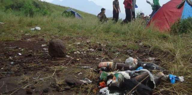 Sampah di Atas Gunung