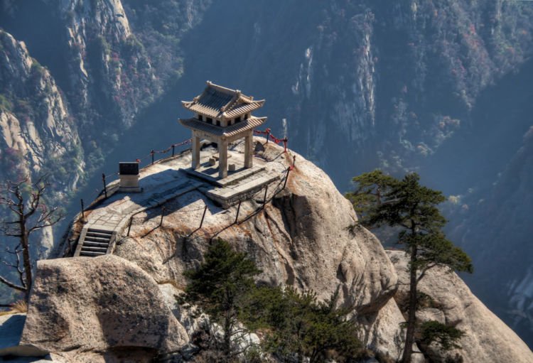 Trek Paling Berbahaya di Dunia Ada di Gunung Huashan, China. Yakin Berani Coba?