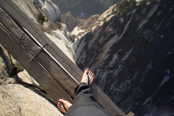 Trek Paling Berbahaya di Dunia Ada di Gunung Huashan, China. Yakin Berani Coba?