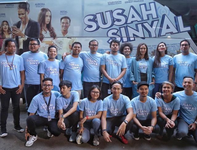 Review Susah Sinyal: Tantangan Baru Ernest Prakasa dan Imbauan untuk Orangtua Zaman Now