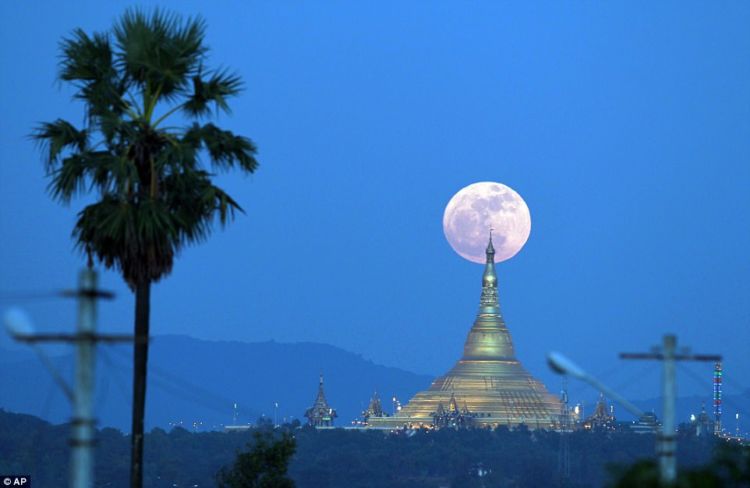 15 Foto Penampakan Supermoon yang Spektakuler dari Seluruh Dunia. Luar Biasa Indahnya!