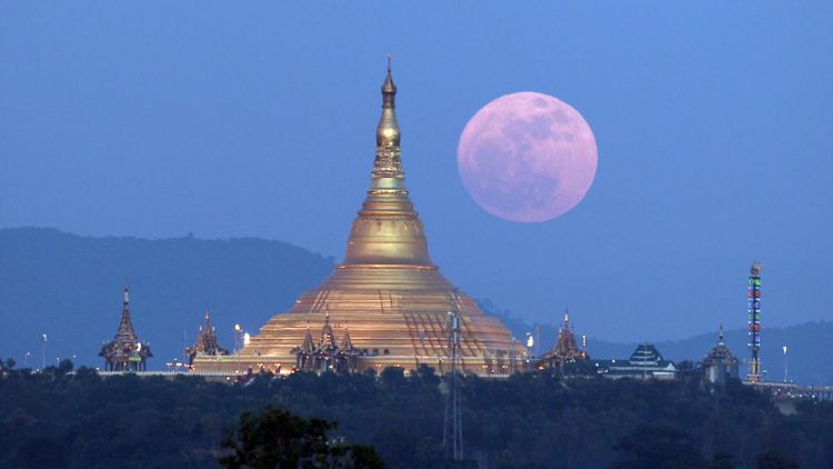 15 Foto Penampakan Supermoon yang Spektakuler dari Seluruh Dunia. Luar Biasa Indahnya!