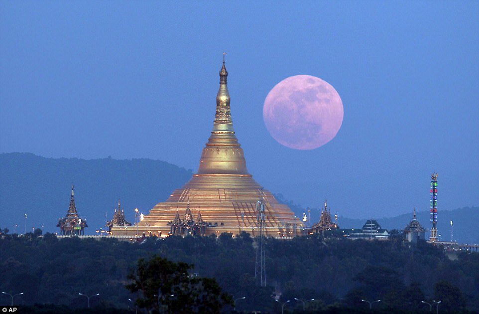 15 Foto Penampakan Supermoon yang Spektakuler dari Seluruh Dunia. Luar Biasa Indahnya!