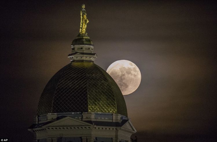 15 Foto Penampakan Supermoon yang Spektakuler dari Seluruh Dunia. Luar Biasa Indahnya!