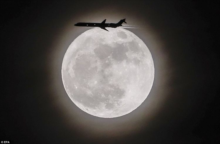 15 Foto Penampakan Supermoon yang Spektakuler dari Seluruh Dunia. Luar Biasa Indahnya!