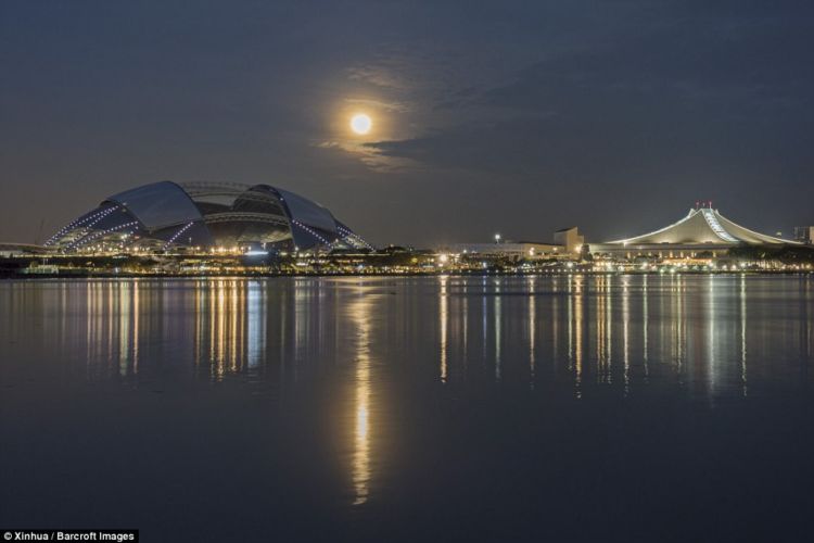 15 Foto Penampakan Supermoon yang Spektakuler dari Seluruh Dunia. Luar Biasa Indahnya!