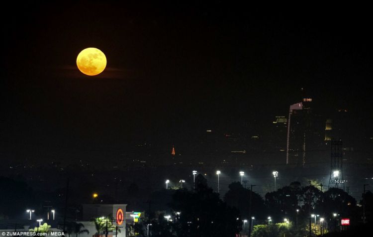 15 Foto Penampakan Supermoon yang Spektakuler dari Seluruh Dunia. Luar Biasa Indahnya!