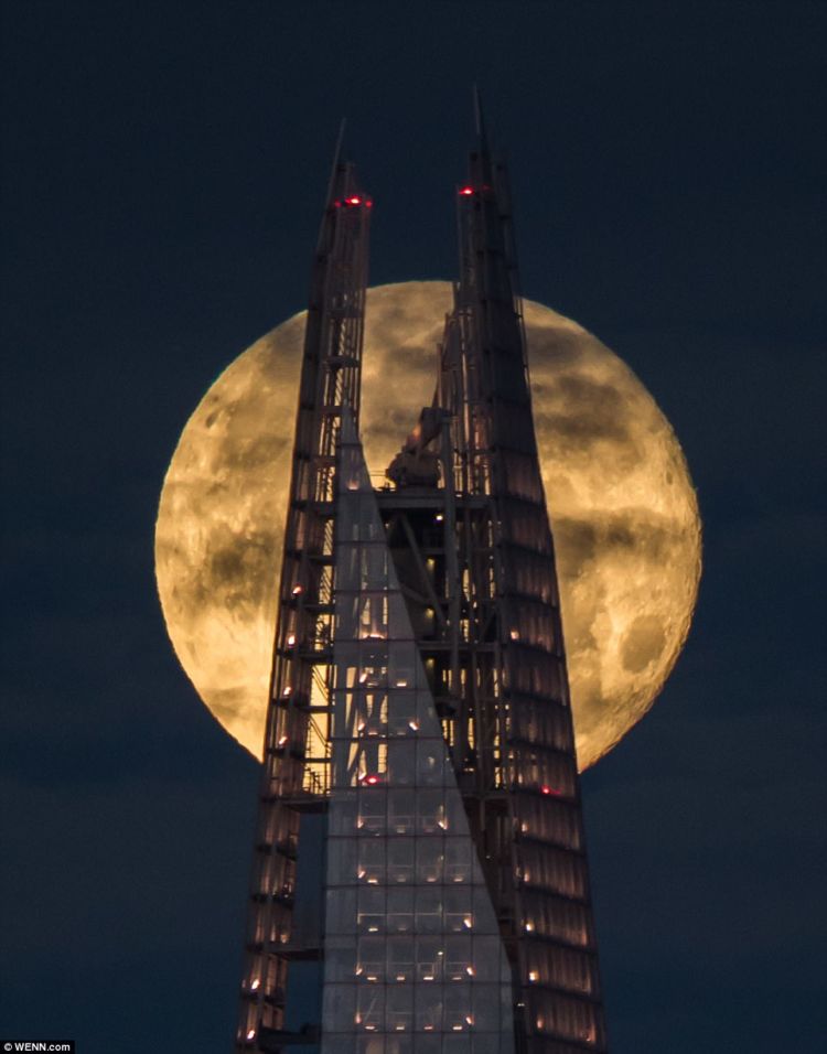 15 Foto Penampakan Supermoon yang Spektakuler dari Seluruh Dunia. Luar Biasa Indahnya!